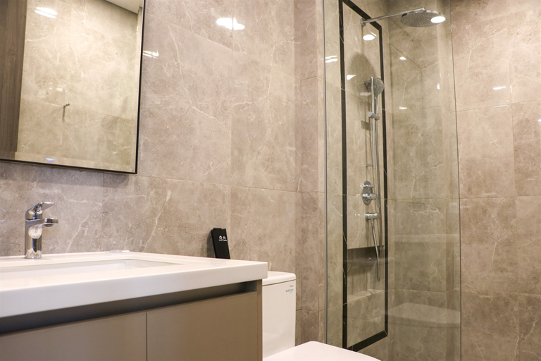 Bathroom 5, Nice and Elegant 1BR Apartment at Arumaya Residence By Travelio, South Jakarta