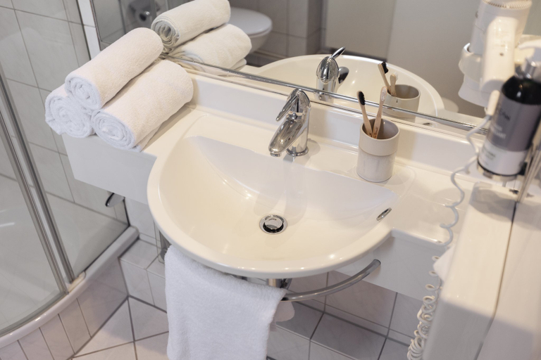 Bathroom 4, Garner Hotel HAMBURG - WANDSBEK MARKTPLATZ by IHG, Hamburg
