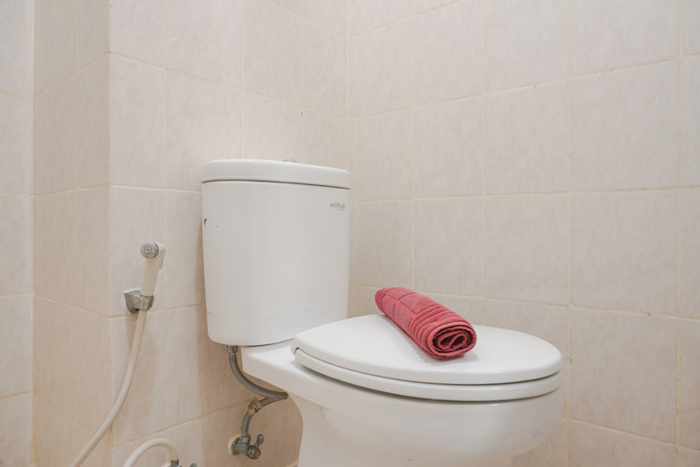 Bathroom 5, Simply and Homey Studio Apartment at Park View Condominium By Travelio, Depok
