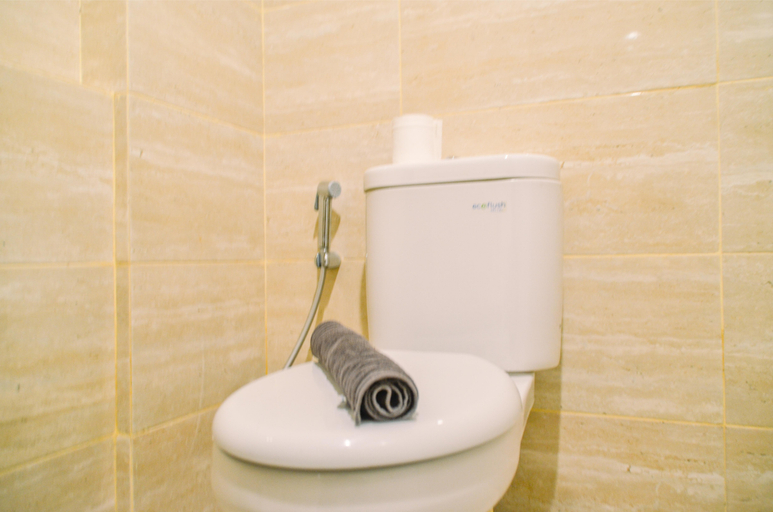 Bathroom 5, Chic and Cozy 2BR Apartment at Springwood Residence By Travelio, Tangerang