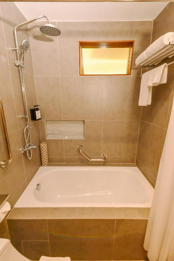 Bathroom 5, Sotogrande Hotel and Convention Center Batangas, Bauan