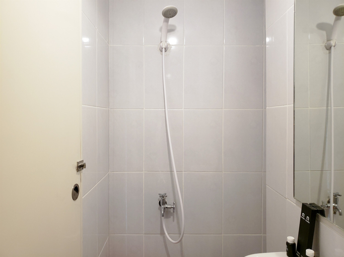 Bathroom 5, New and Homey Studio at Tokyo Riverside PIK 2 Apartment By Travelio, Tangerang