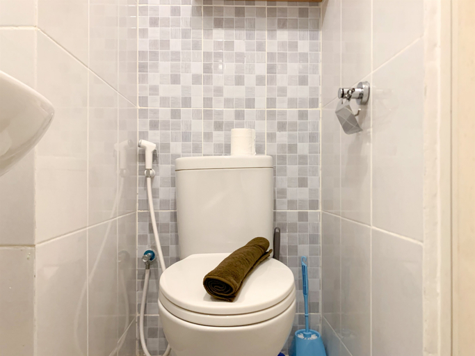 Bathroom 5, Tranquil and Homey Studio at Tokyo Riverside PIK 2 Apartment By Travelio, Tangerang