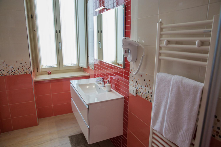 Bathroom 2, Gleda Rooms Deluxe, Napoli