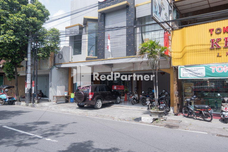 Exterior & Views 2, Crown Residence Hotel near Tugu Yogyakarta Mitra RedDoorz, Yogyakarta