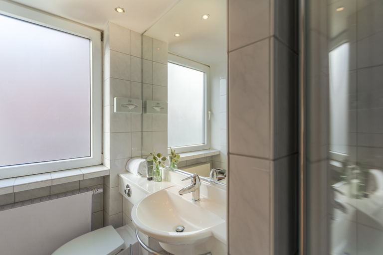 Bathroom 4, Garner Hotel HAMBURG - WANDSBEK MARKTPLATZ by IHG, Hamburg