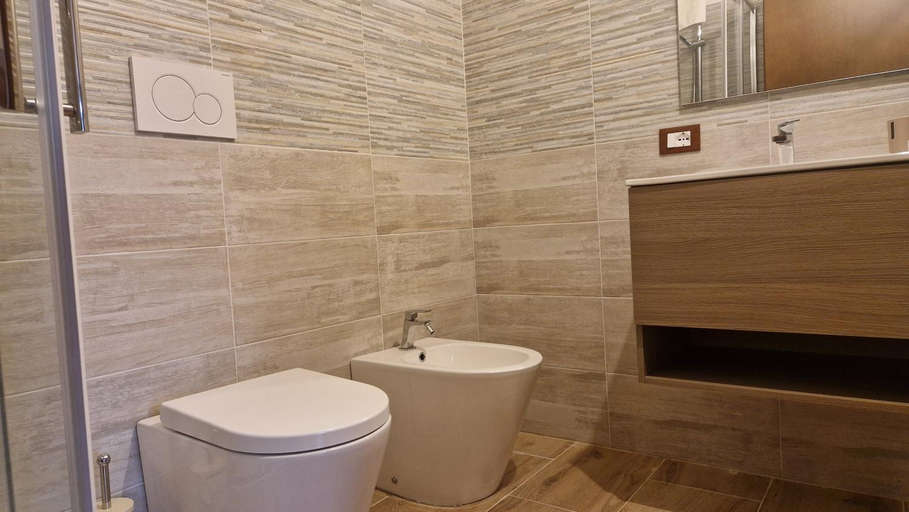 Shower 4, La Ciminiera Rooms, Catania