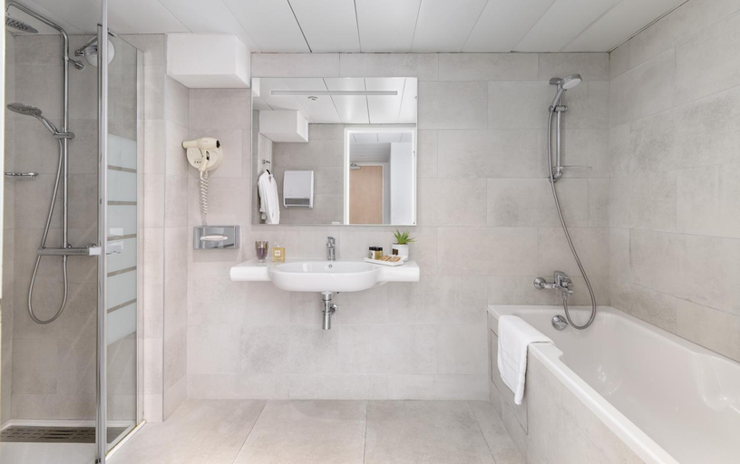 Bathroom 5, Hotel Eliseo, Hautes-Pyrénées