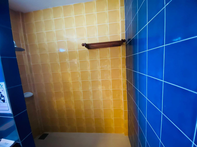 Bathroom 16