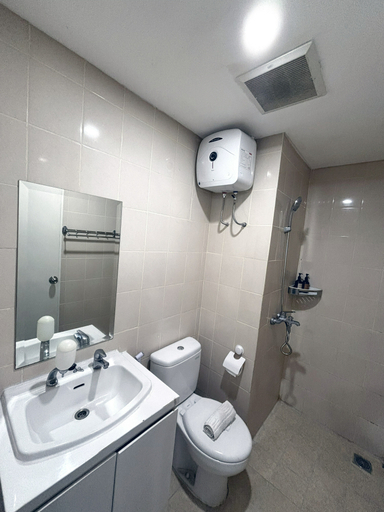 Bathroom 5, 2BR Deluxe Apartment Parahyangan Residence DD1, Bandung