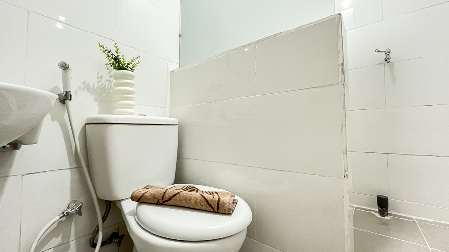 Bathroom 5, Warm and Nice 2BR at Permata Senayan Apartment By Travelio, Central Jakarta