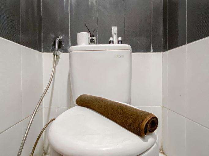 Bathroom 5, Serene and Nice Studio at Cinere Bellevue Suites Apartment By Travelio, Depok