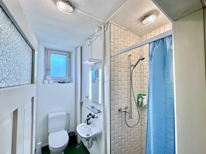 Bathroom 5, CityCentral 2 bedroom flat near main station, Zürich