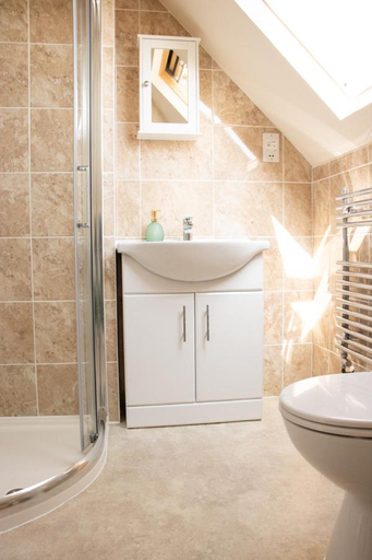 Bathroom 5, B’s Place Guest House, Torbay