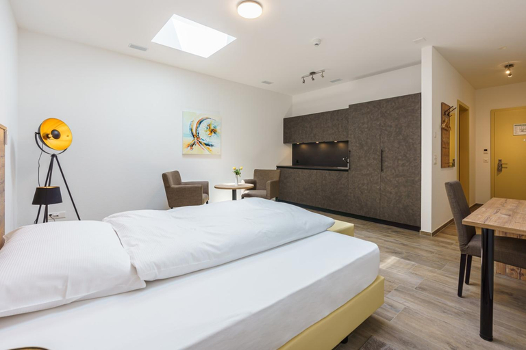 Others 4, Hotel B&B, Leuk