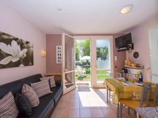 4, Budget Village Apartments - Porto Letizia, Como