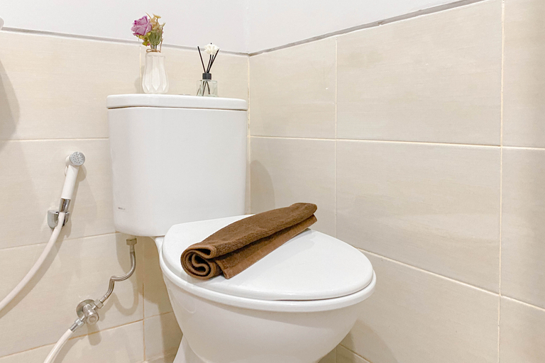 Bathroom 5, Good and Warm Studio Transpark Juanda Bekasi Timur Apartment By Travelio, Bekasi