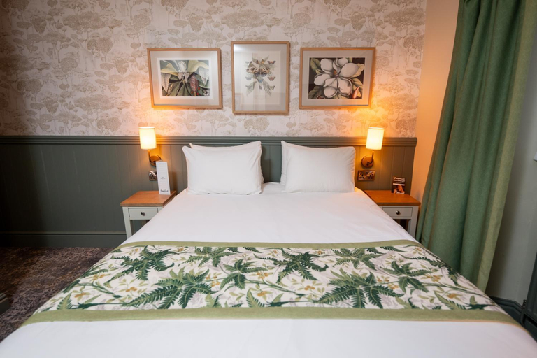 Bedroom 2, The White Hart by Good Night Inns, Buckinghamshire