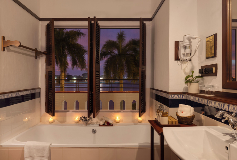 Bathroom 5, Brunton Boatyard - A CGH Earth Experience, Ernakulam