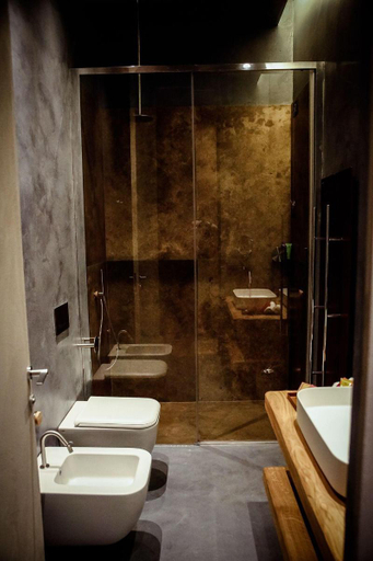 Bathroom 5, Benci House, Florence
