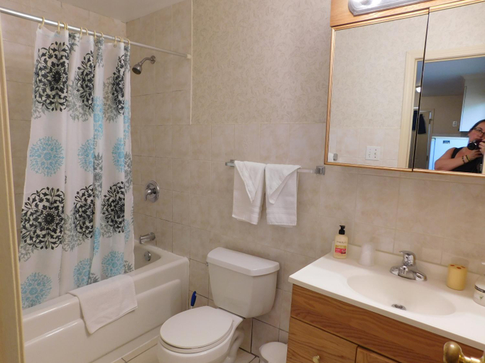 Bathroom, Rainbow Bed & Breakfast, Niagara