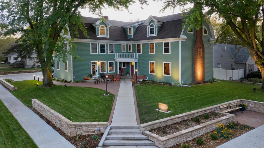 Exterior & Views