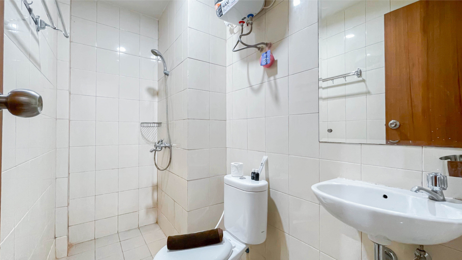 Bathroom 5, Comfort and Minimalist 1BR Apartment Vida View Makassar By Travelio, Makassar