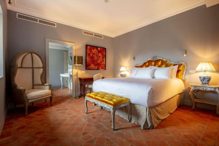 Bedroom 4, Chateau de Collias - Maison de Vacances, Gard
