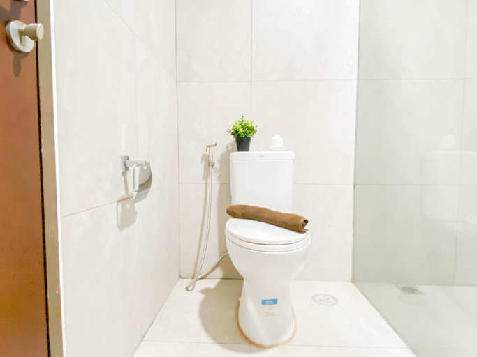 Bathroom 5, Cozy and Compact Studio Apartment Pollux Chadstone By Travelio, Cikarang