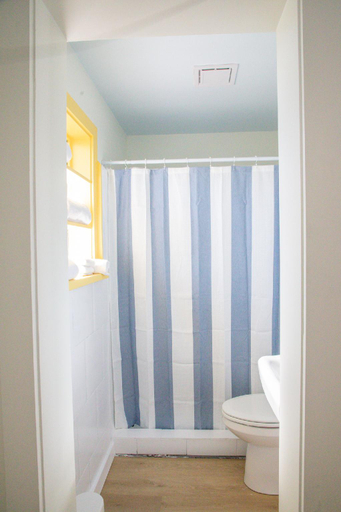 Bathroom 4, Driftwood Motel, Hancock