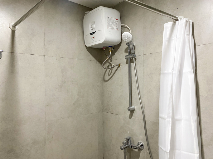 Bathroom 5, Best Deal and Comfy Studio Pollux Chadstone Apartment By Travelio, Cikarang