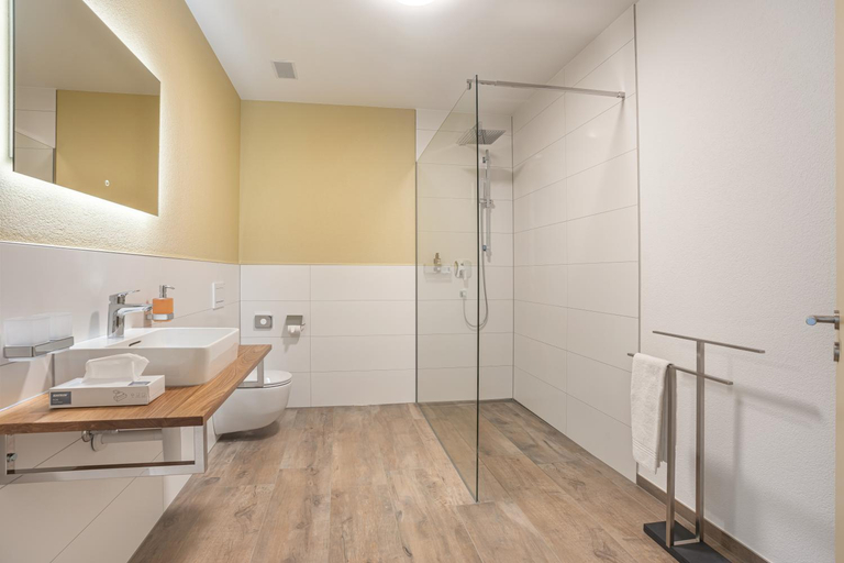 Bathroom 3, Hotel B&B, Leuk