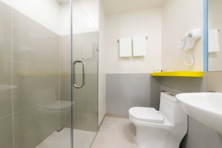 Bathroom 4, Hop Inn Hotel Iloilo, Iloilo City