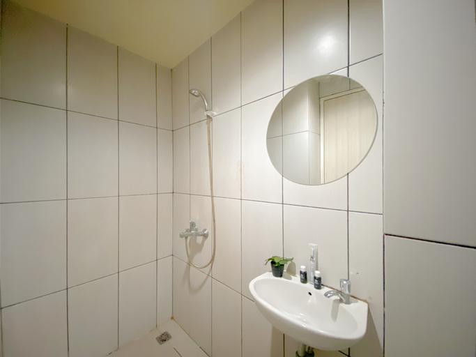 Bathroom 5, Modern Style Studio Apartment Grand Kamala Lagoon By Travelio, Bekasi