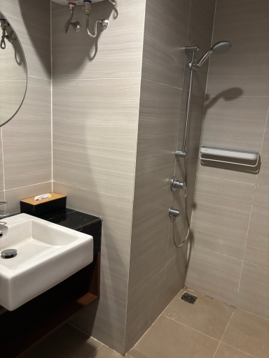 Bathroom 5, West Vista Studio By Senyaman Living, West Jakarta