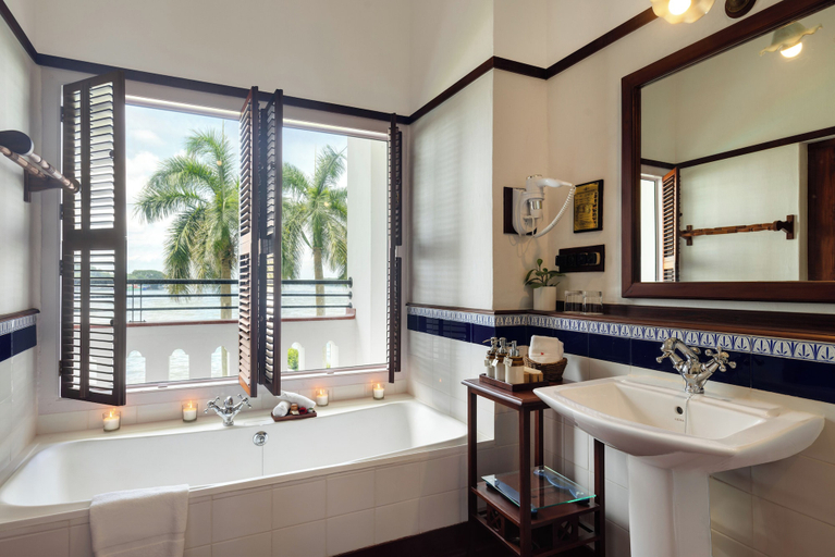 Bathroom 5, Brunton Boatyard - Cgh Earth, Ernakulam