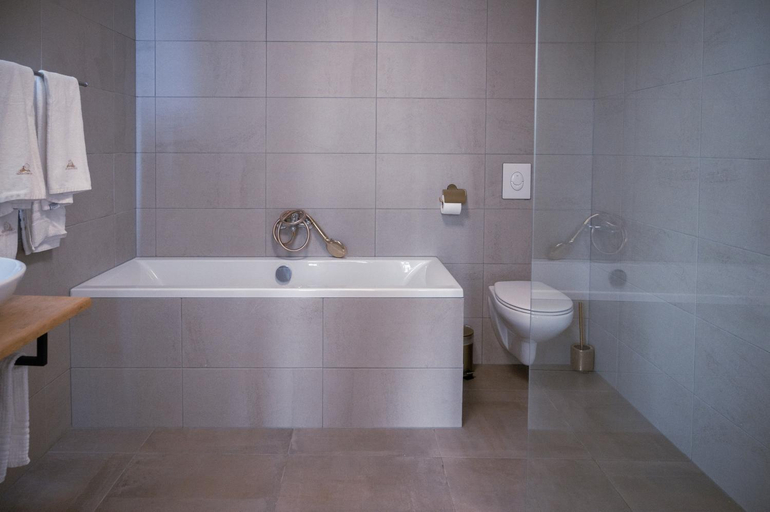Bathroom 2, The Velvet Lodge, The Hague
