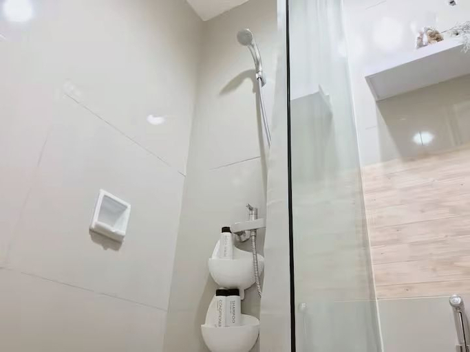 Bathroom, Cozy Apartemen Treepark BSD By LyaRoom with City View, South Tangerang