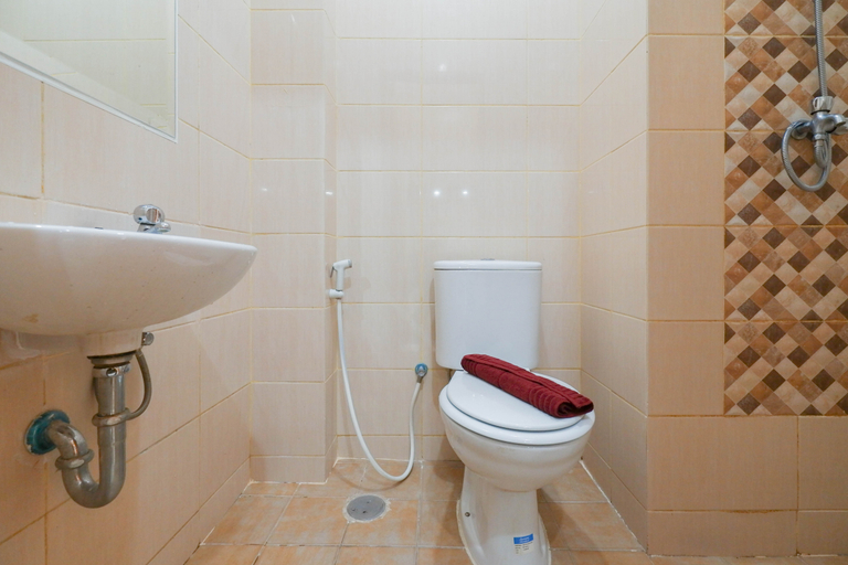 Bathroom 5, Comfortable and Well Furnished Studio Dave Apartment By Travelio, Depok