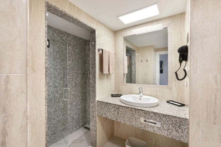 Bathroom 5, Hotel Riu Paraiso Lanzarote - All Inclusive, Las Palmas