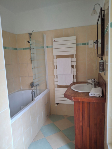Bathroom 4, Hostellerie Du Lys - Hôtel & Restaurant, Oise