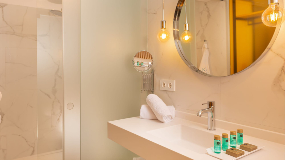 Bathroom 4, L'Azure Hotel, Girona