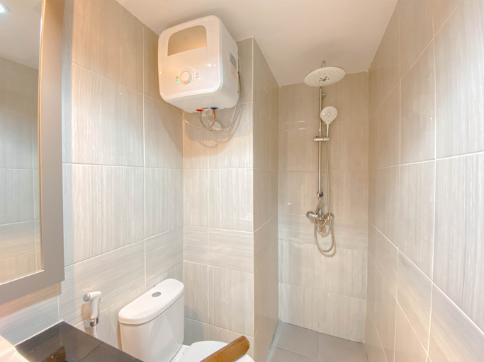 Bathroom 5, Cozy 1BR with Extra Room at Vasanta Innopark Apartment By Travelio, Cikarang