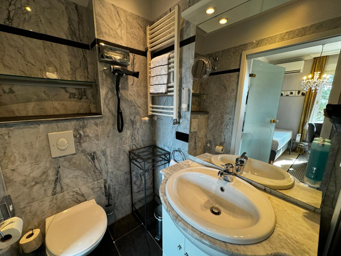Bathroom 10