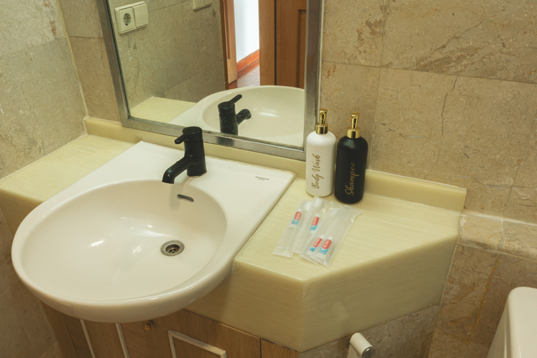 Bathroom 5, Spacious and Comfort 2 BedRoom Apartment close to GBK, Jakarta Pusat