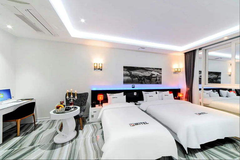 Bedroom 3, Luxury Hotel, Muan