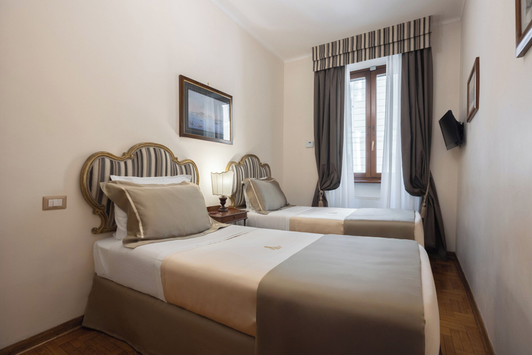Bedroom 2, Hotel Forum, Rome