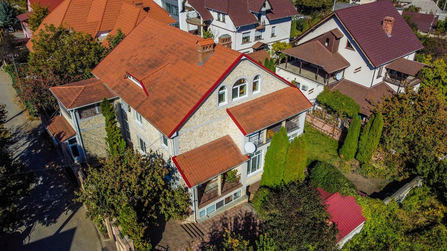 Others 5, Kiki's Villa