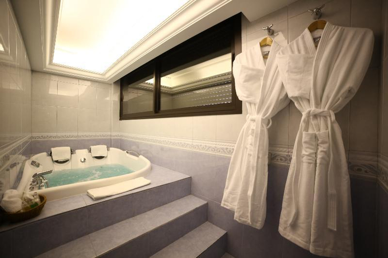 Bathroom 4, La Vida Suite, Beirut