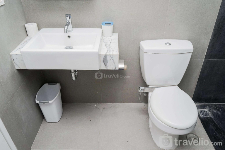 Bathroom 3, Comfort 2BR Paddington Heights Apt By Travelio, Tangerang